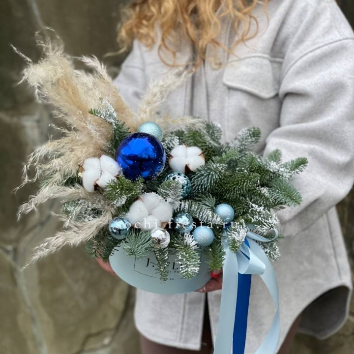 Новогодняя композиция в коробке блю в Туле