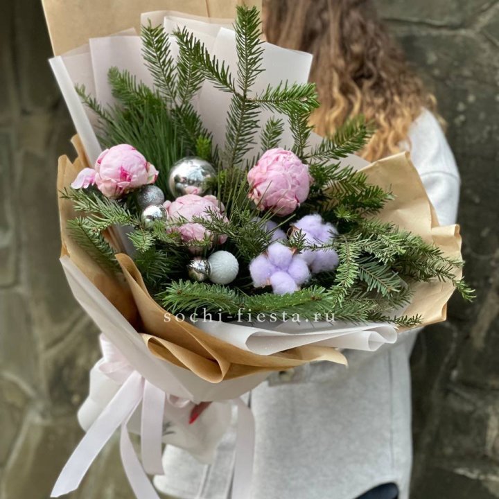 Новогодний букет с пионами  в Туле