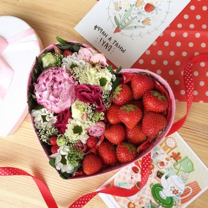 Бокс с клубникой и цветами в Туле