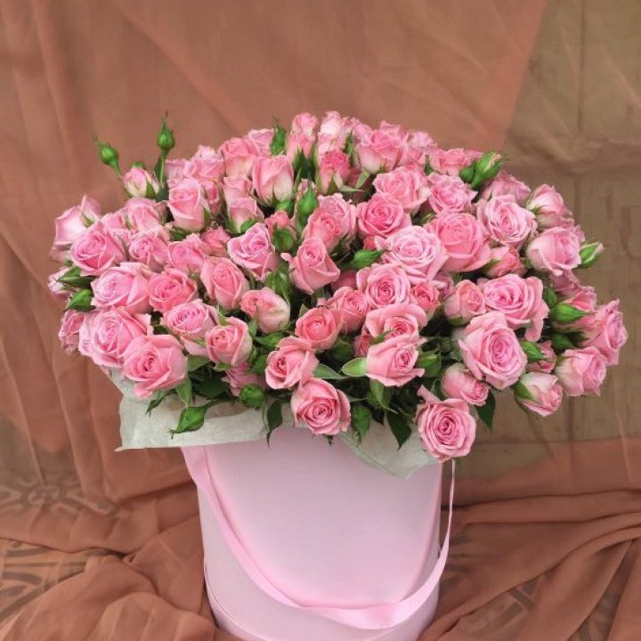 Кустовые розы в коробке в Туле