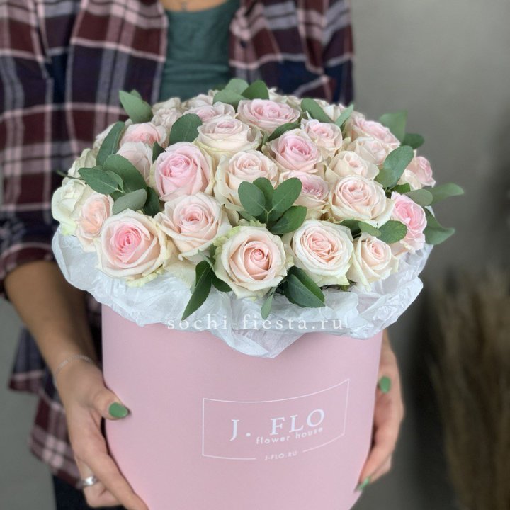 35 розовых роз в цилиндре в Туле