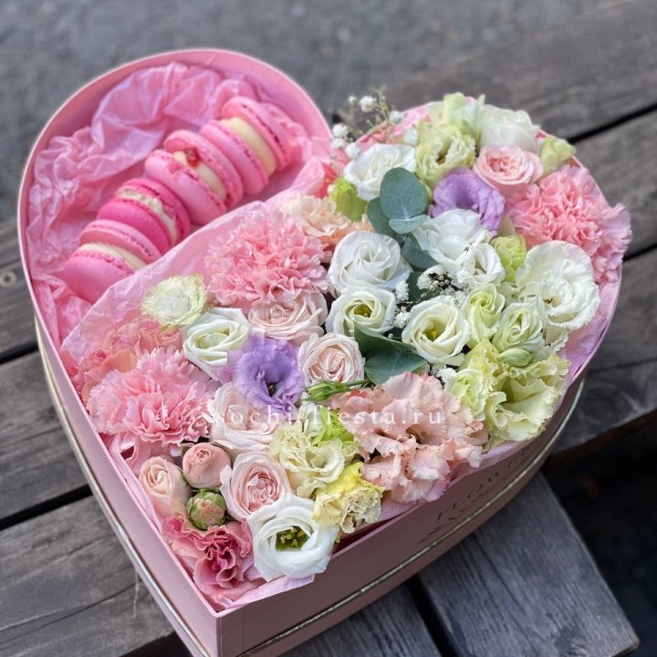 Бокс-сердце с макарон "Пинк" в Туле