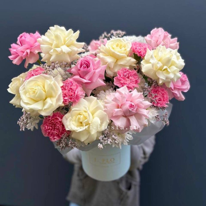 Коробка французских роз и диантусов "Бони" в Туле