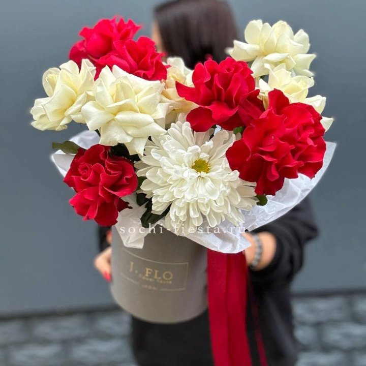 Французские розы с хризантемой в боксе в Туле