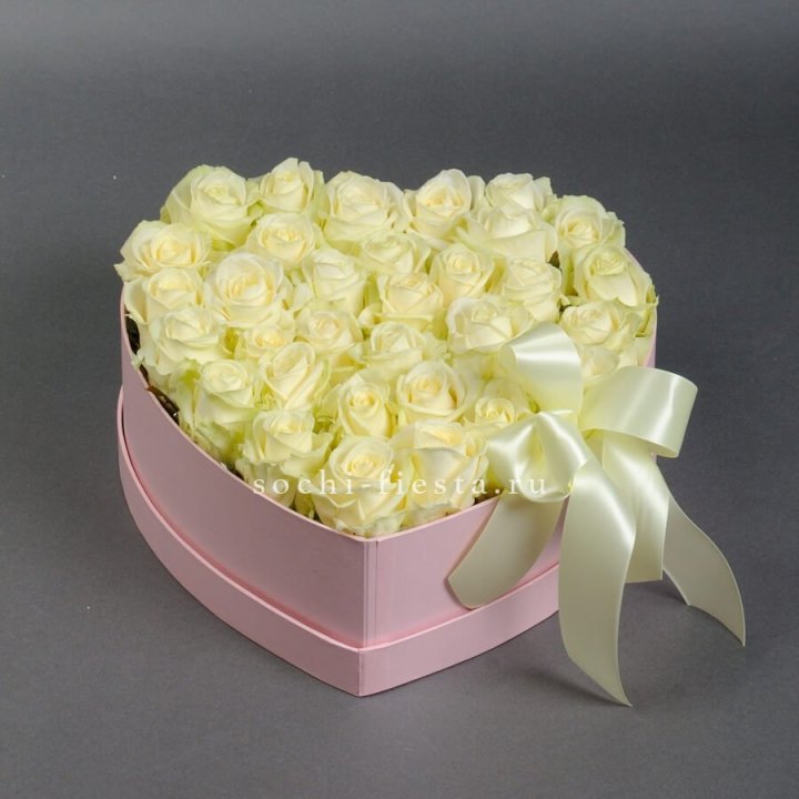 35 белых роз в коробке "Сердце" в Туле