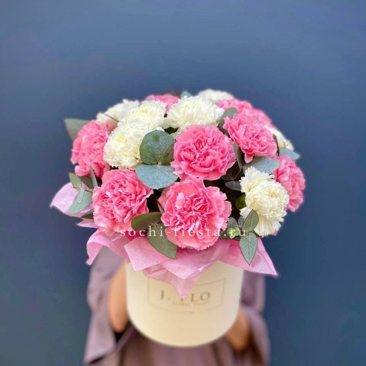 Диантусы в цилиндре в Туле