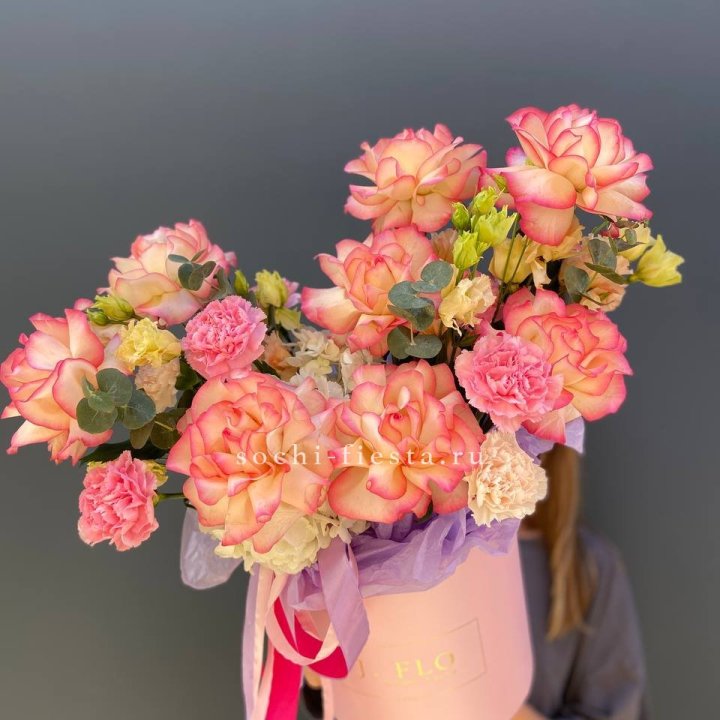 Бокс нежный с розами в Туле