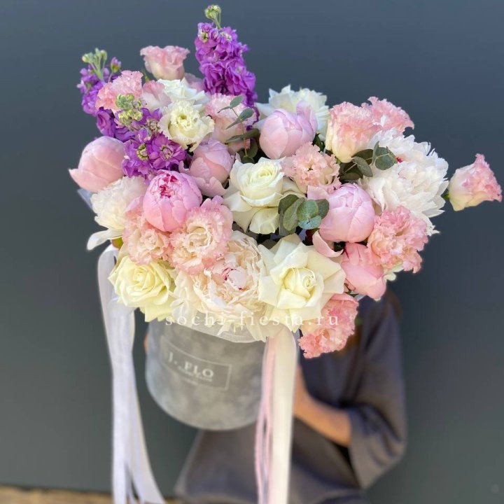 Дизайнерский цилиндр с пионами "Ривьера" в Туле