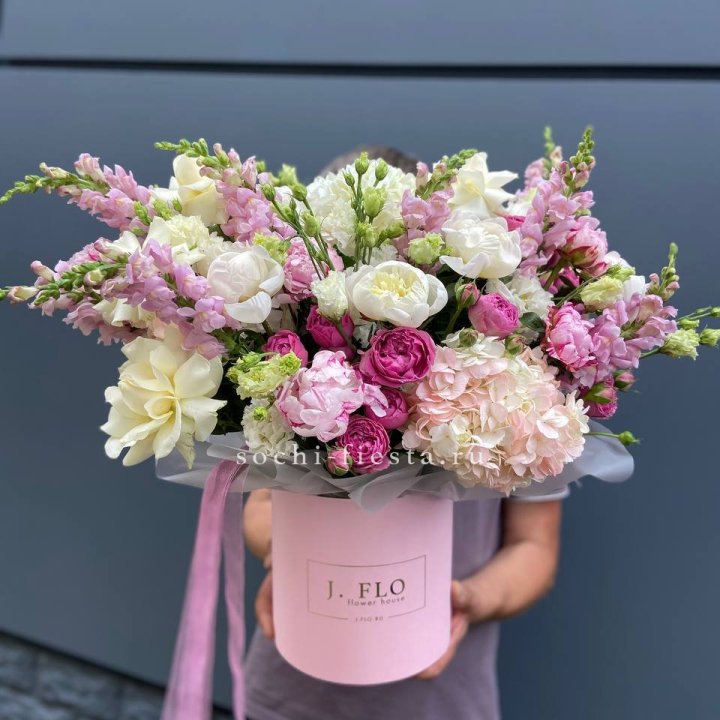 Дизайнерский цилиндр с пионами "Саманта" в Туле