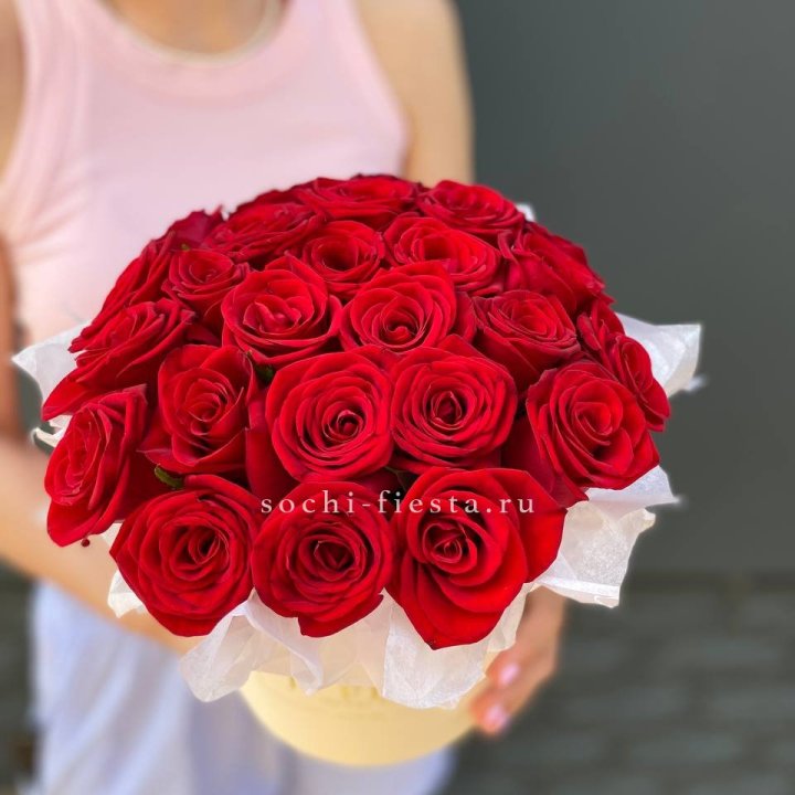 Красные розы в цилиндре в Туле