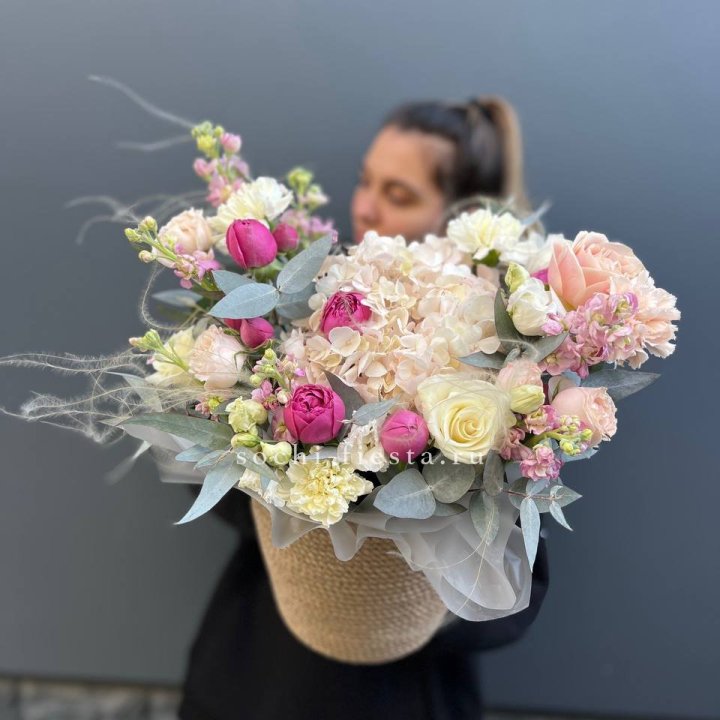 Цветочная композиция в джутовом боксе  в Туле