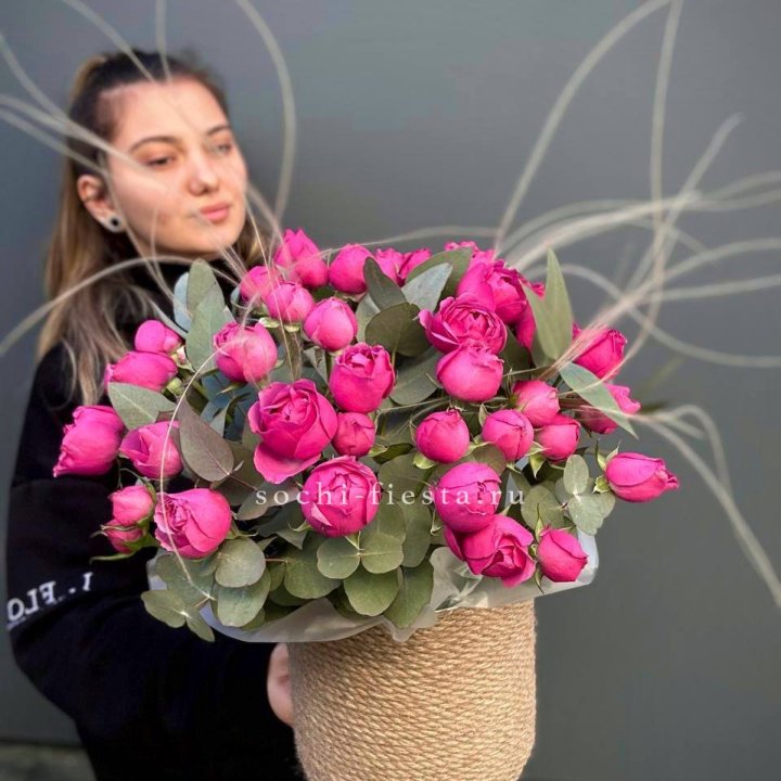 Пионовидные розы Мисти Бабблс в джутовом кашпо в Туле