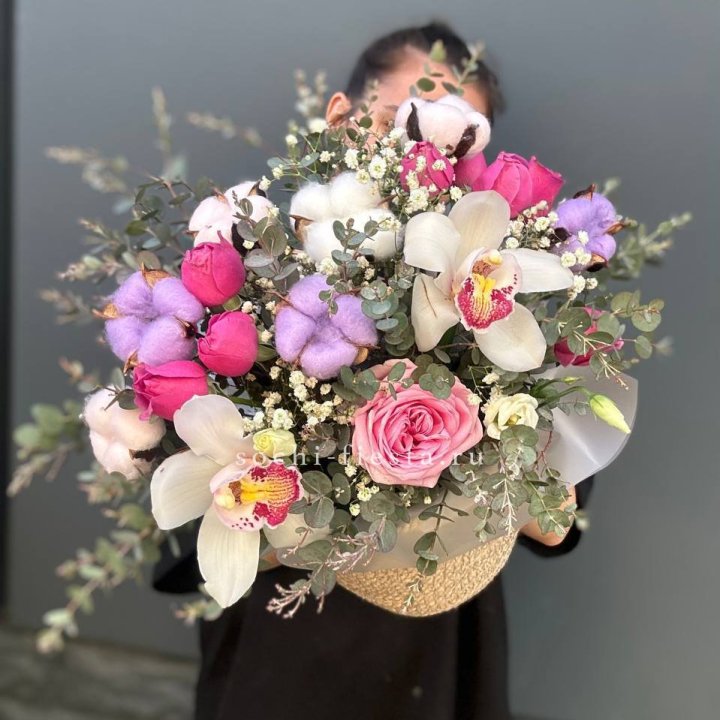 Орхидея и розы в джутовом кашпо в Туле