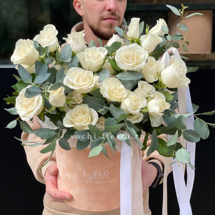 41 белая роз в бархатном боксе в Туле