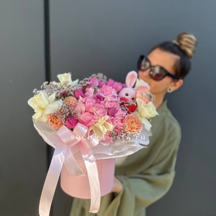 Дизайнерский цилиндр с игрушкой "Лола" в Туле