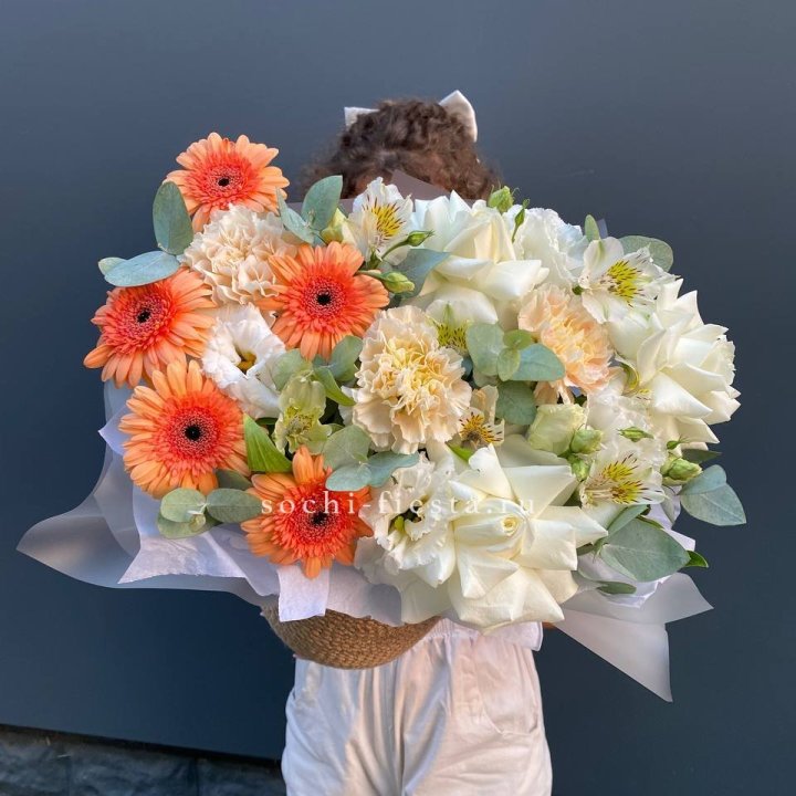 Розы и герберы в джутовом кашпо "Георгино" в Туле