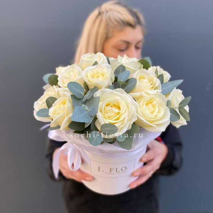 15 белых роз в боксе в Туле