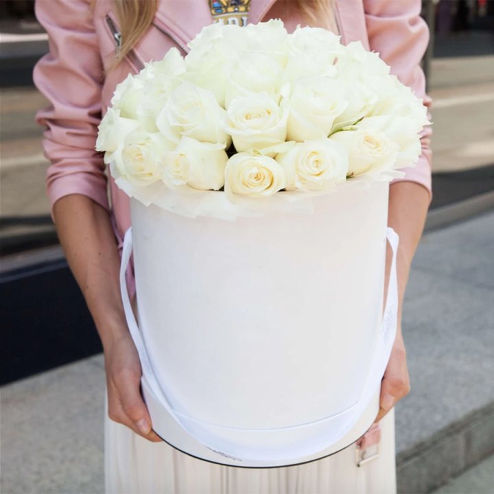 35 белых роз в цилиндре в Туле