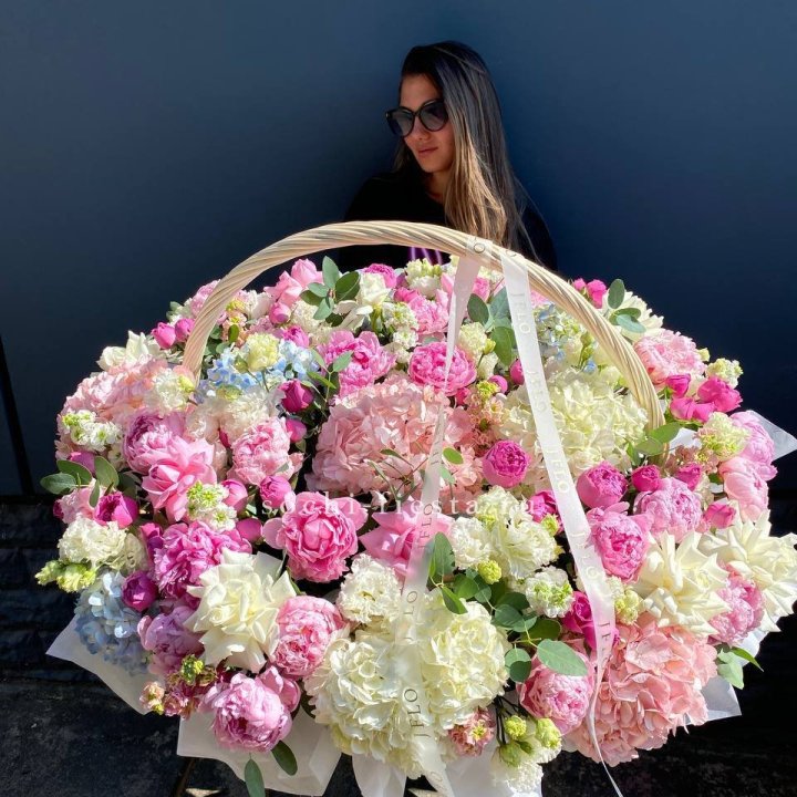 Цветочная корзина из пионов и пионовидных роз "Перфекте" в Туле