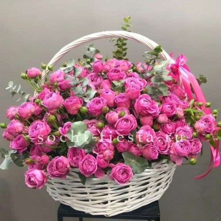 65 пионовидных кустовых роз в корзине в Туле