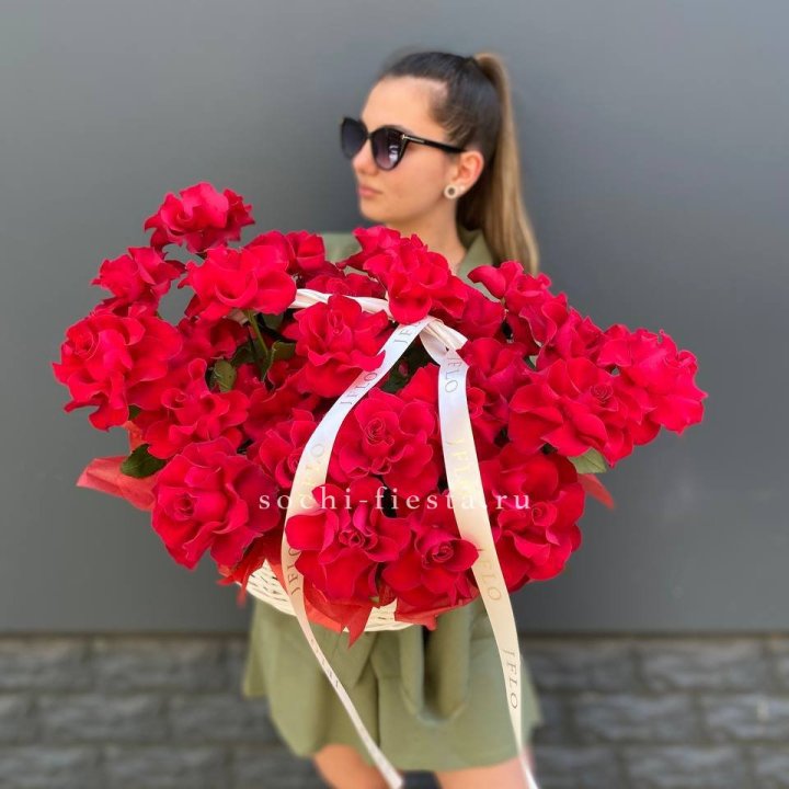 Красные французские розы в корзине в Туле