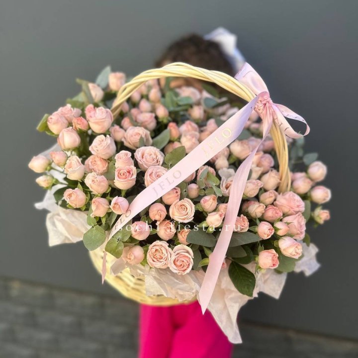 Корзина кустовых пионовидных роз в Туле