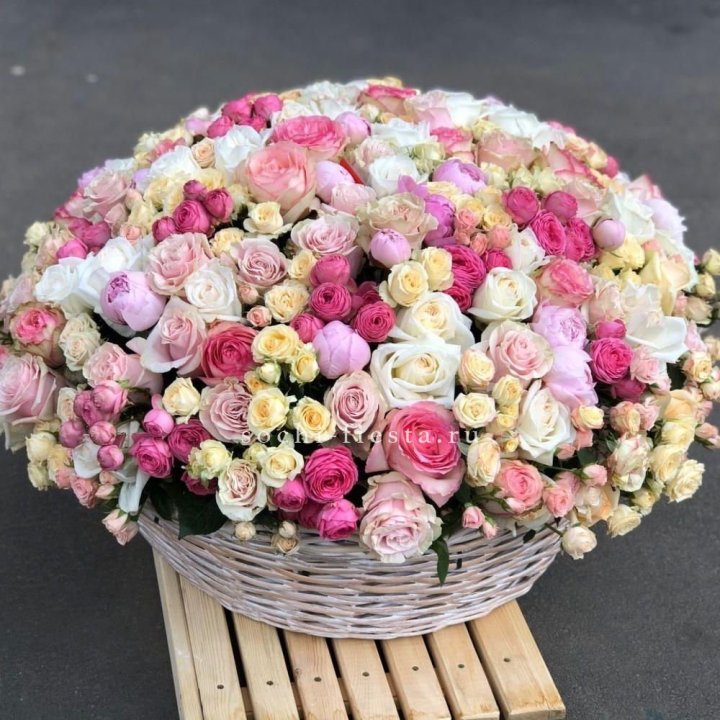 Цветочная корзина из пионов и пионовидных роз "Юниверсити" в Туле