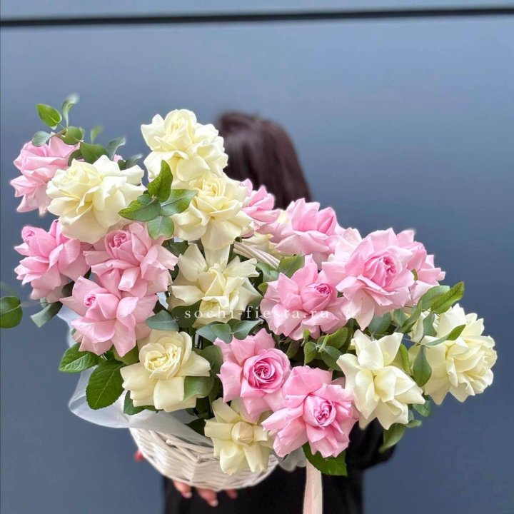 25 Французских роз в корзине в Туле