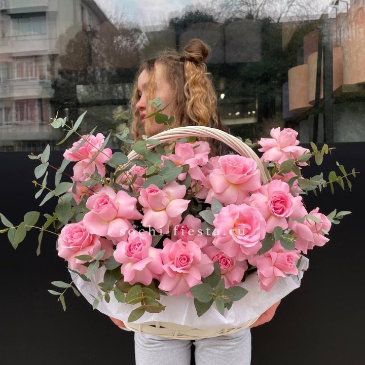 25 роз в цветочной корзине  в Туле