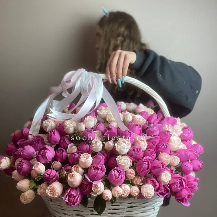 Премиум корзина пионовидных кустовых роз в Туле
