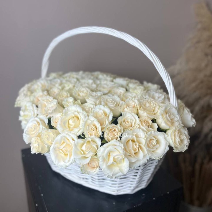 101 белая роза в корзине в Туле