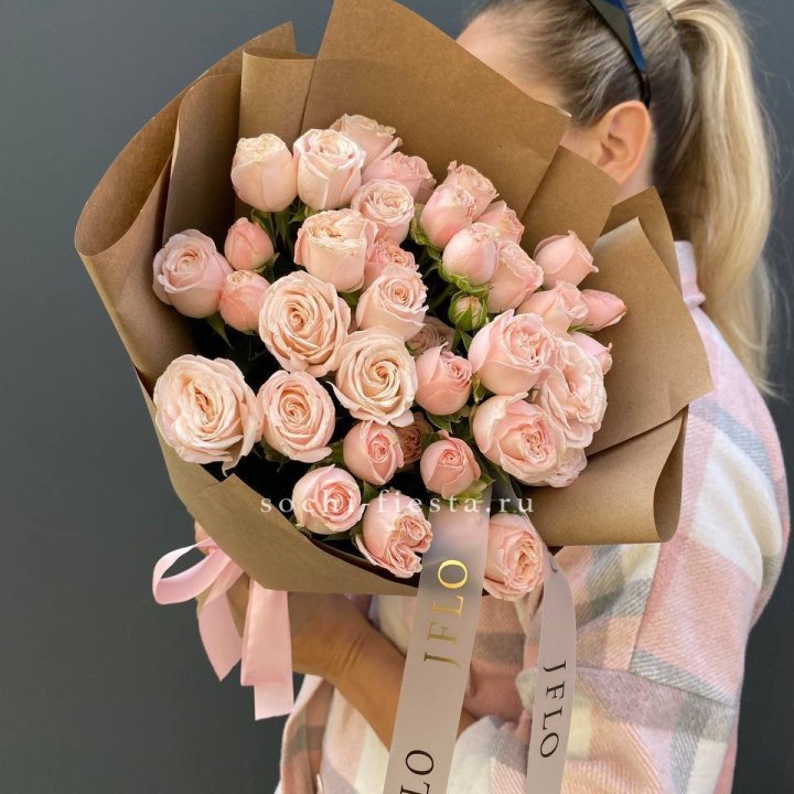 Кустовые розы Бомбастик в крафте в Туле