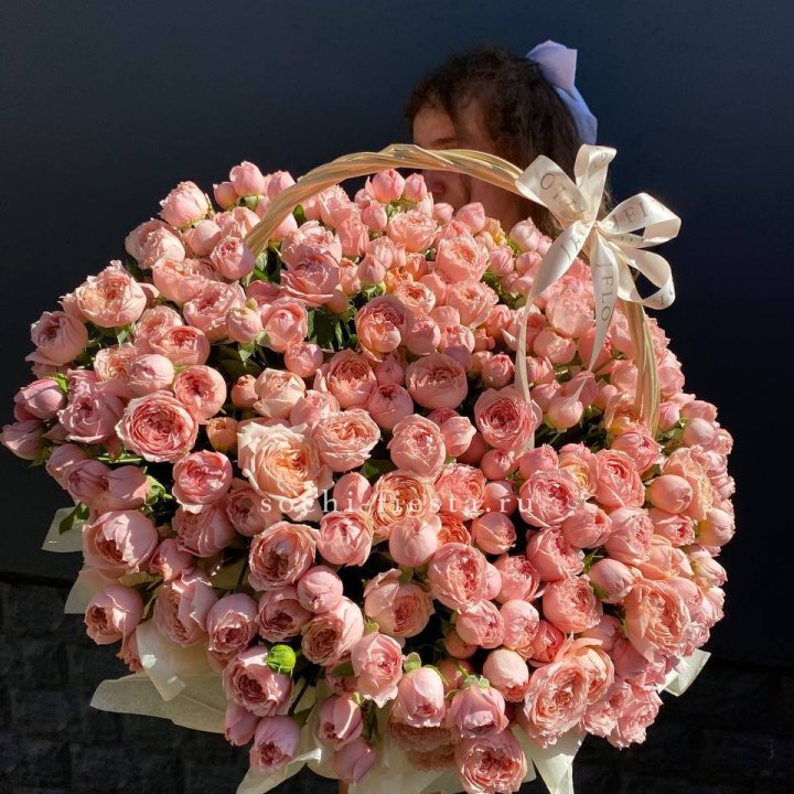 Корзина из пионовидных роз в Туле