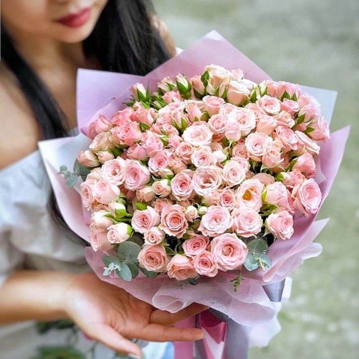 Кустовые розы с эвкалиптом в Туле