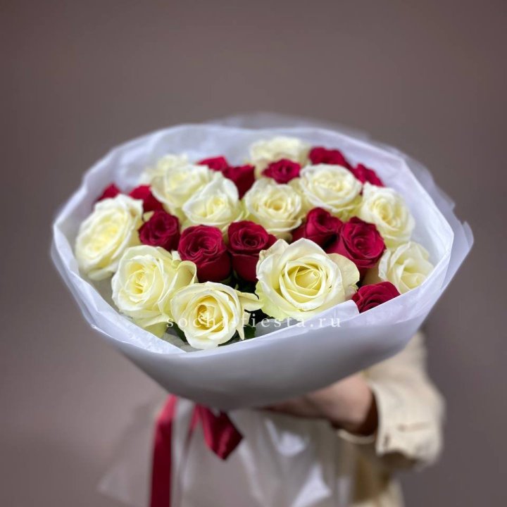 Букет их красных и белых 25 роз в Туле