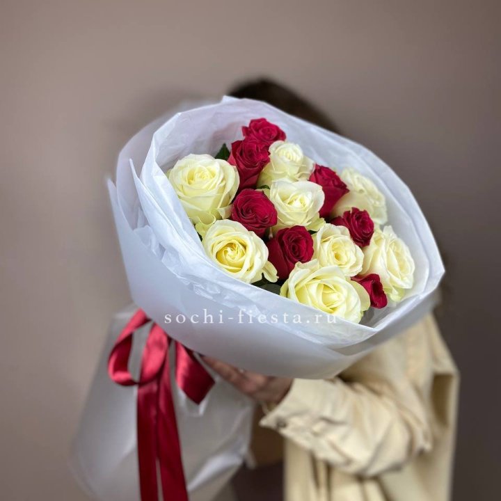 Букет из красных белых 15 роз в Туле