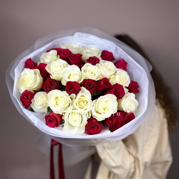 Букет из красных белых 35 роз в Туле