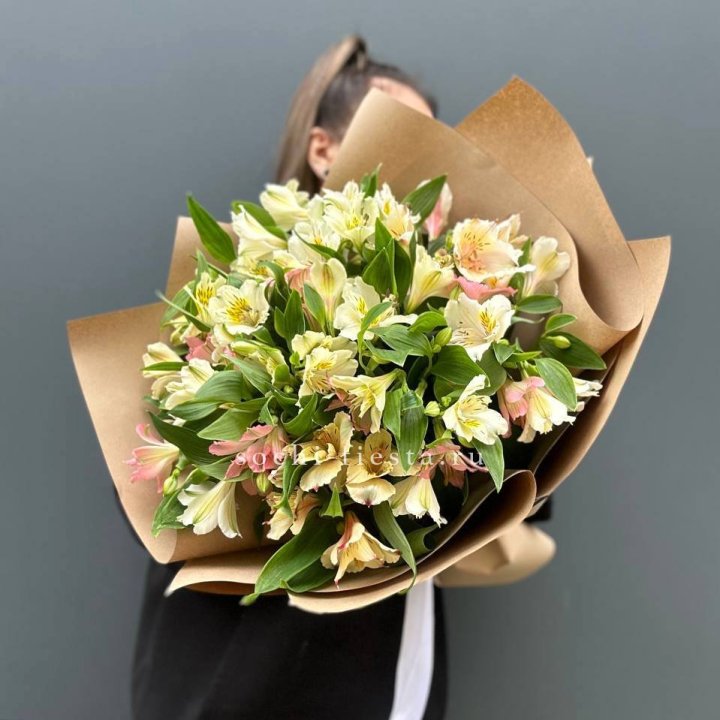 Букет альстромерий в крафте в Туле