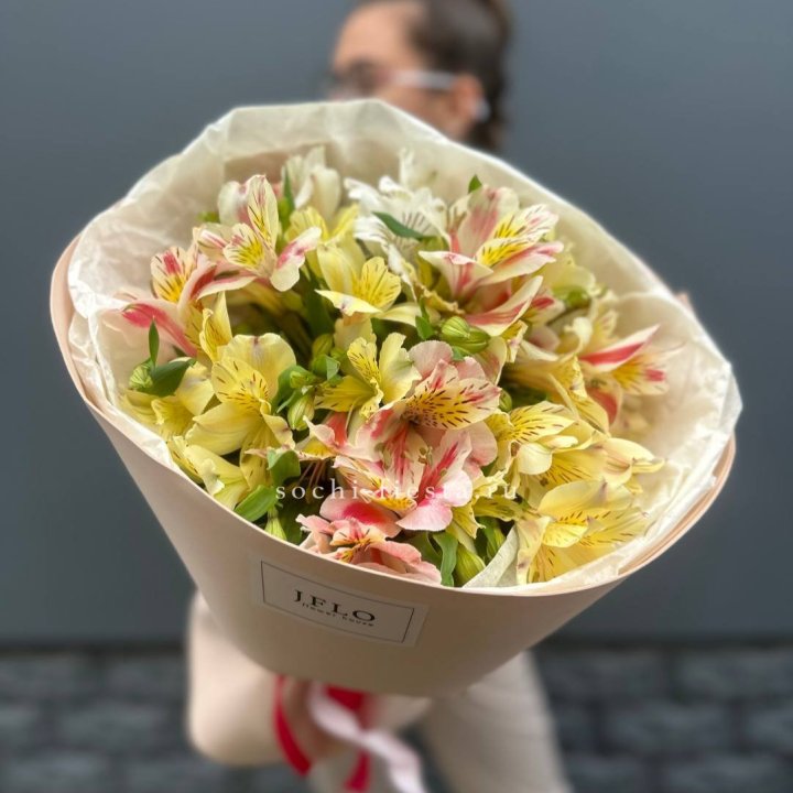 Альстромерии в нежном оформлении в Туле