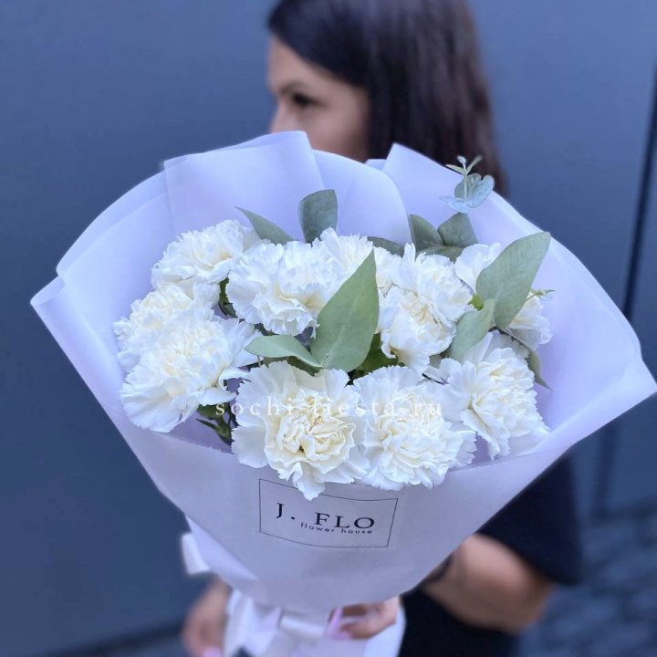 Букет белых диантусов с эвкалиптом в Туле