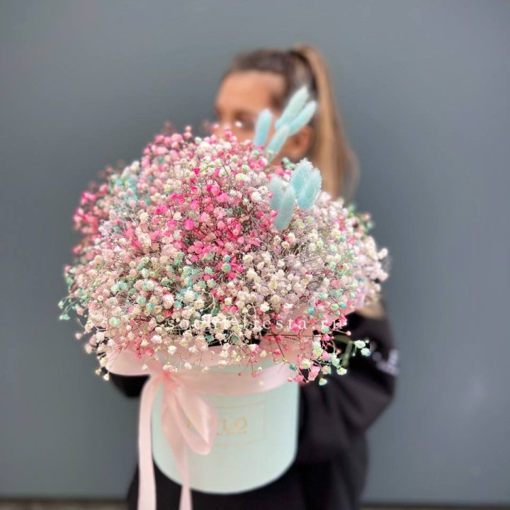 9 Радужных гипсофилы в шляпной коробке в Туле