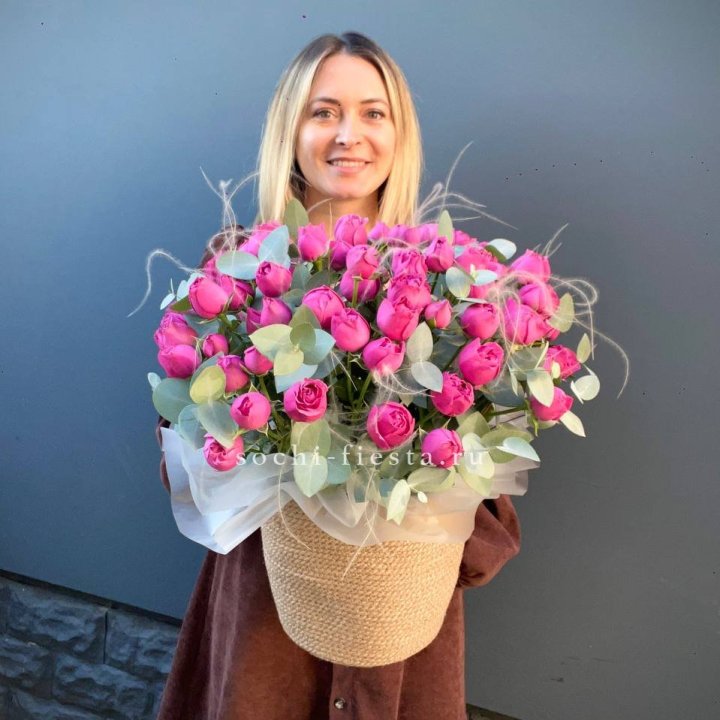 Пионовидные розы  в джутовом кашпо  в Туле