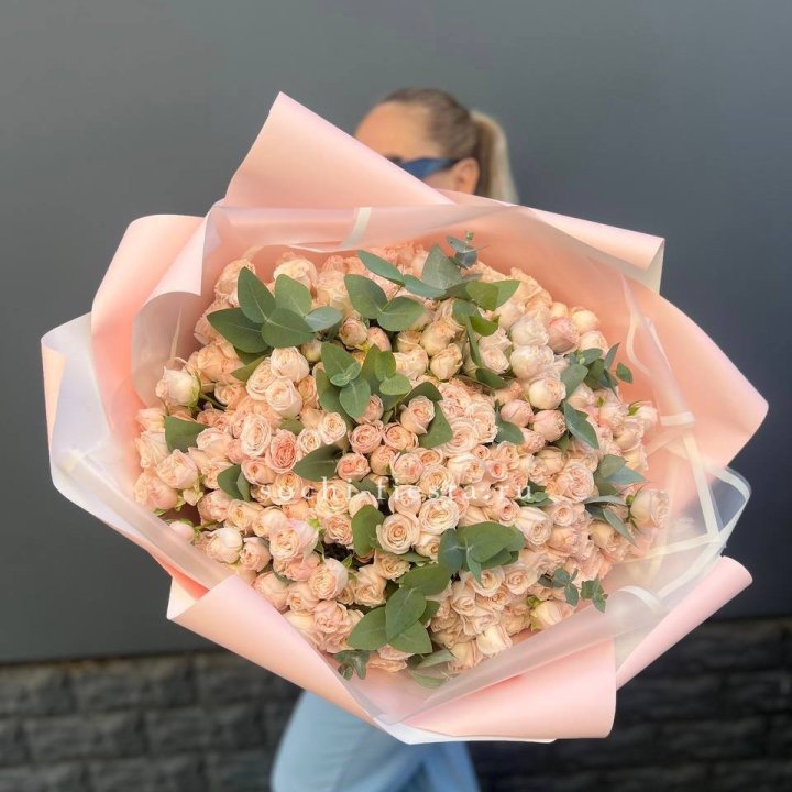 101 кустовая роза с эвкалиптом в Туле