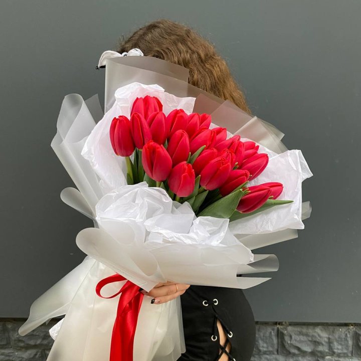  25 красных воздушных тюльпанов в Туле