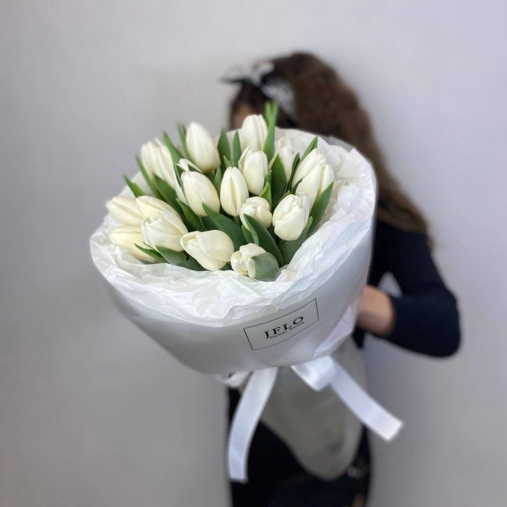  19 белых воздушных тюльпанов в Туле