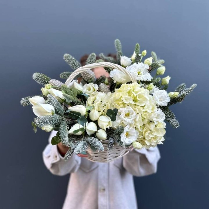 Новогодняя корзина с цветами в Туле