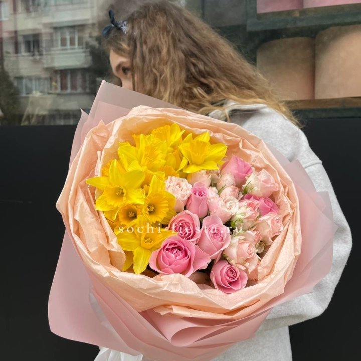 Букет роз и нарциссов в Туле