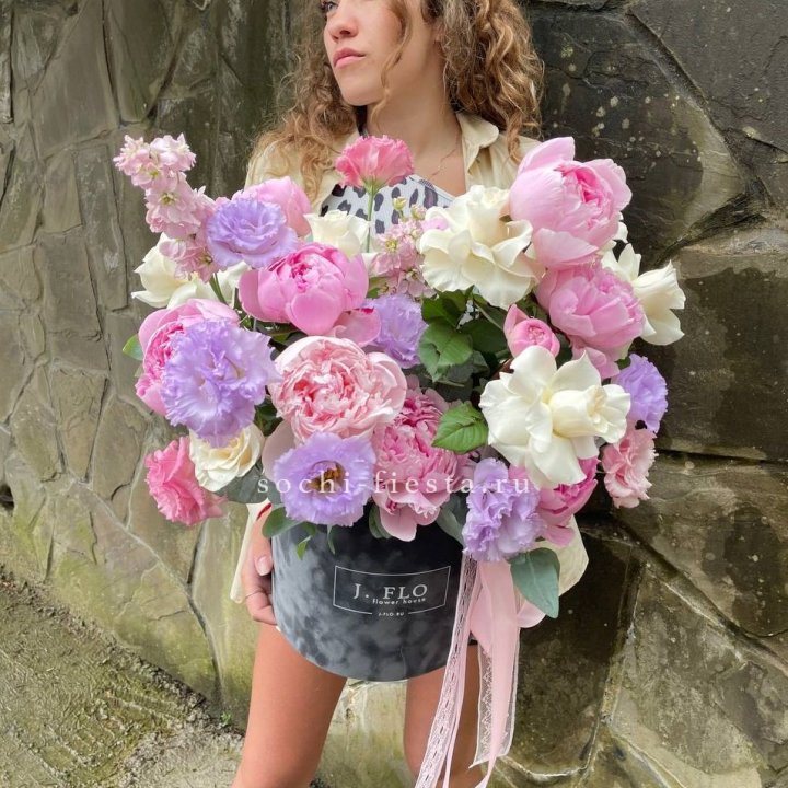 Дизайнерский цилиндр с пионами в Туле