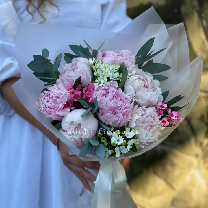 7 зефирных пионов с эвкалиптом в Туле