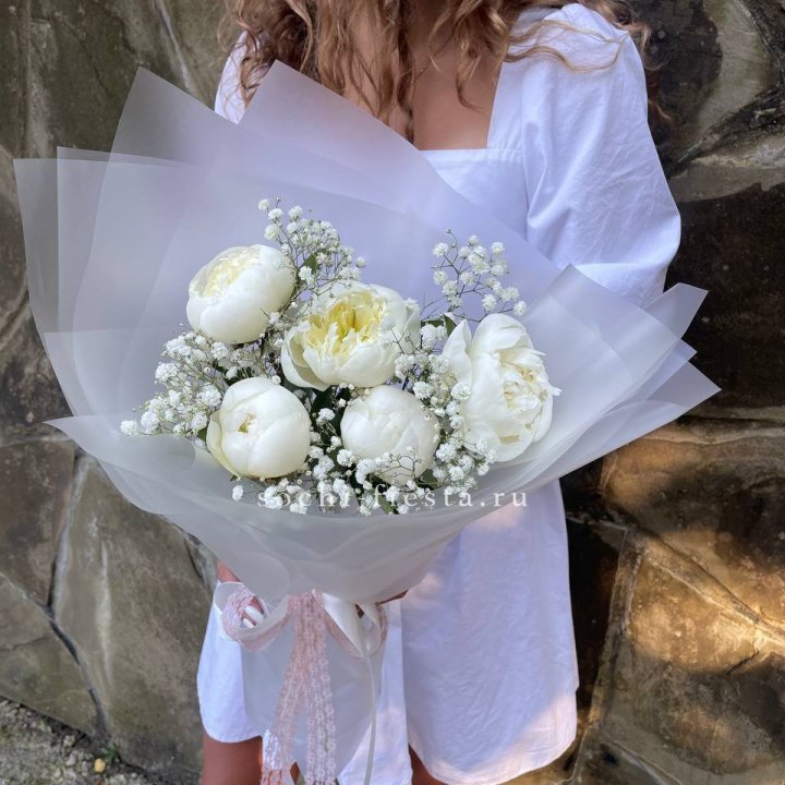 Букет белых пионов "Файв" в Туле